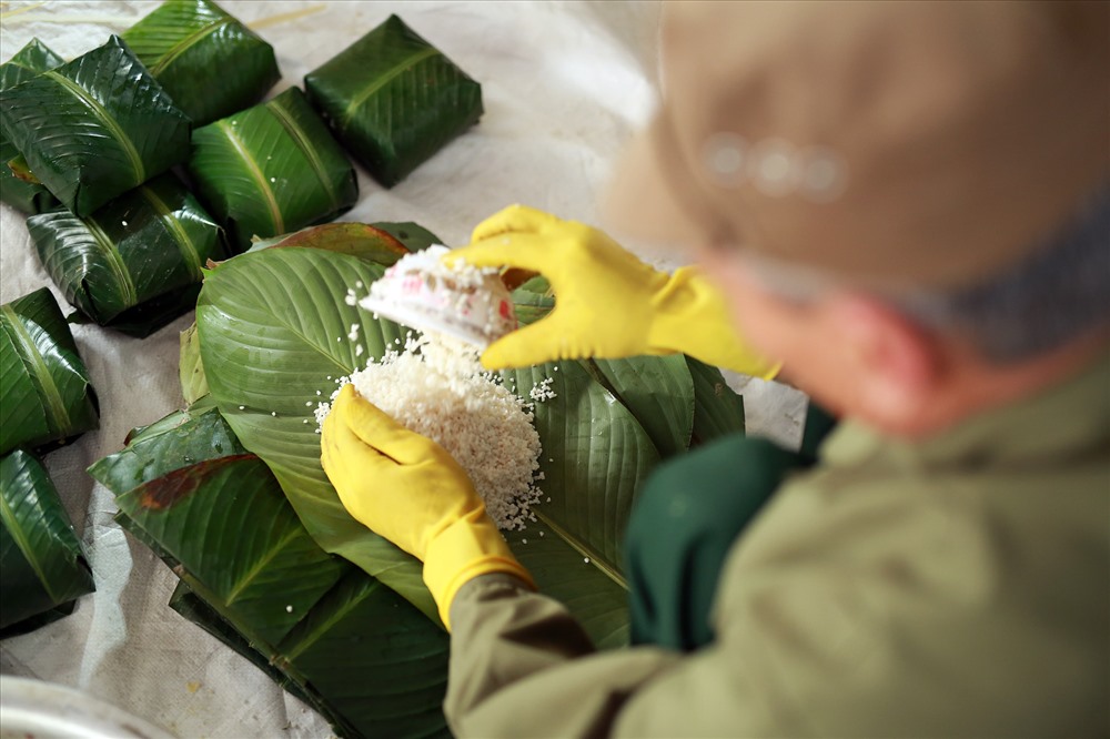 Làng bánh chưng Tranh Khúc (xã Duyên Hà, huyện Thanh Trì, Hà Nội) - làng bánh chưng lớn nhất miền Bắc - bắt đầu vào vụ tết vào khoảng rằm tháng Chạp hàng năm