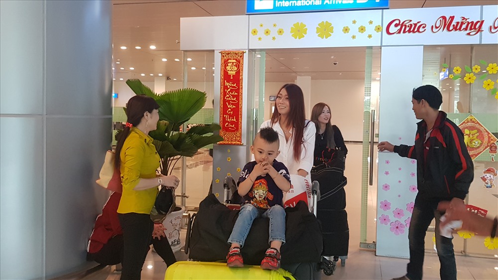 Gia đình sum họp tại sân bay (ảnh: P.V)