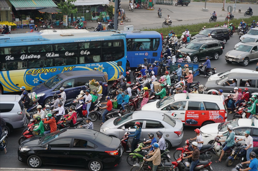Giao thông hỗn loạn dưới chân cầu Bình Lợi