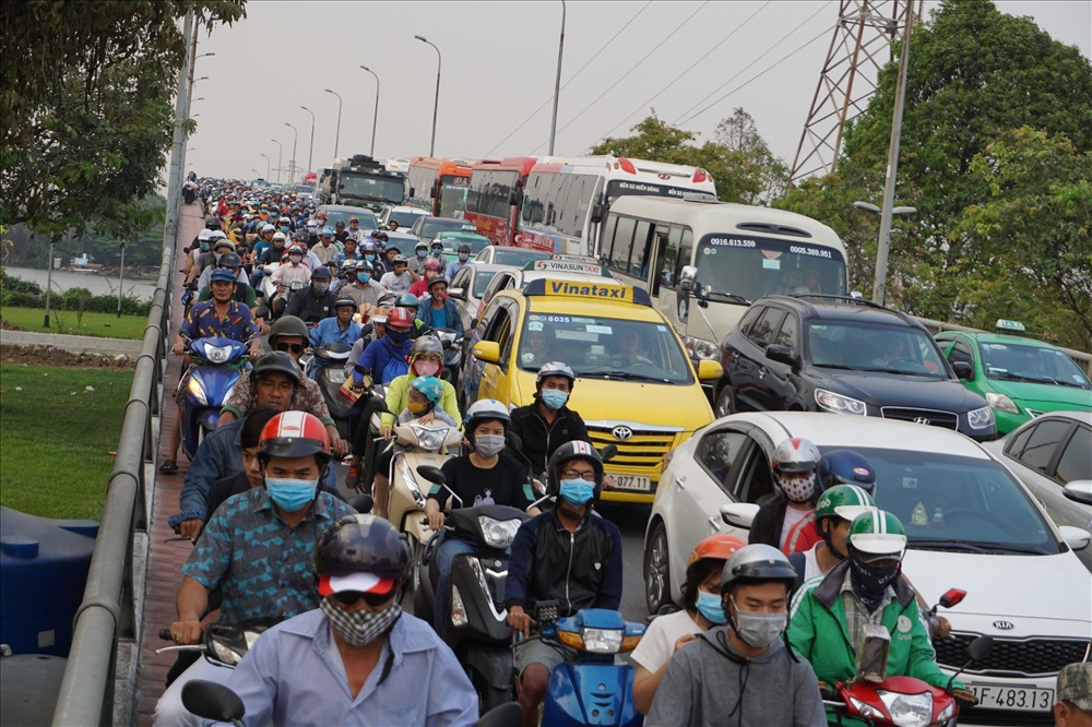 Nhiều người chạy xe máy lên cả hành lang cầu cũng không thoát kẹt xe