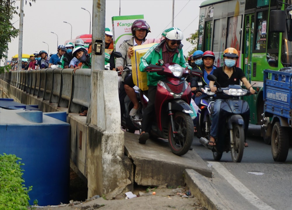 Đi lên hành lang cầu cũng không thoát kẹt xe