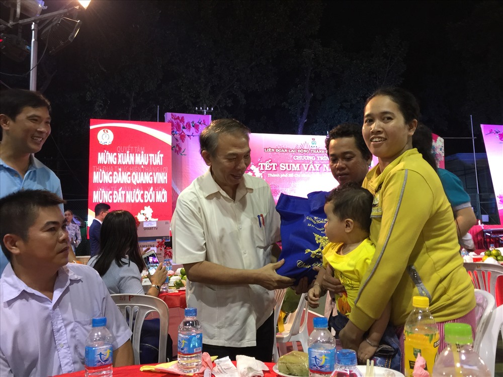 Phó Chủ tịch Tổng LĐLĐ VN tặng quà và chúc Tết gia đình công nhân