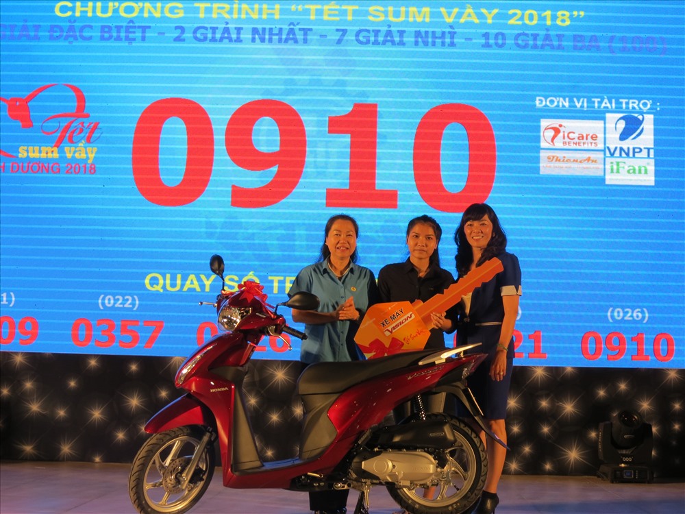 Thúy Nhân (giữa) sẽ tặng xe máy cho các chị có phương tiện đi lại