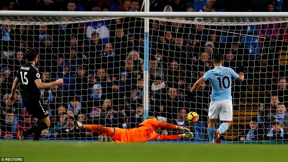 Bàn nâng tỷ số lên 2-1 của Aguero. Ảnh: Reuters.