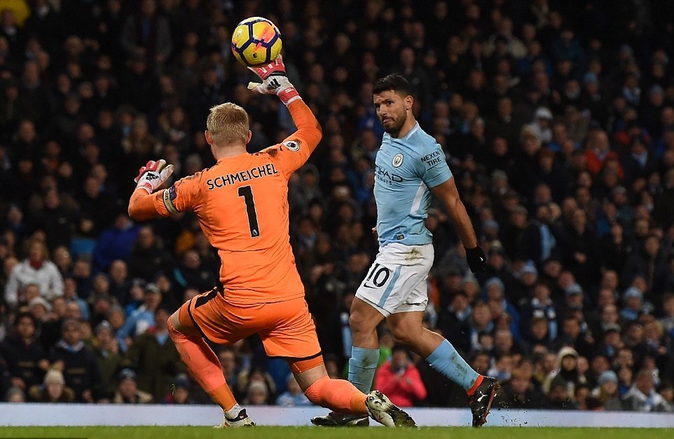 Aguero (áo xanh) trừng phạt sai lầm của thủ môn Schmeichel. Ảnh: Getty Images.