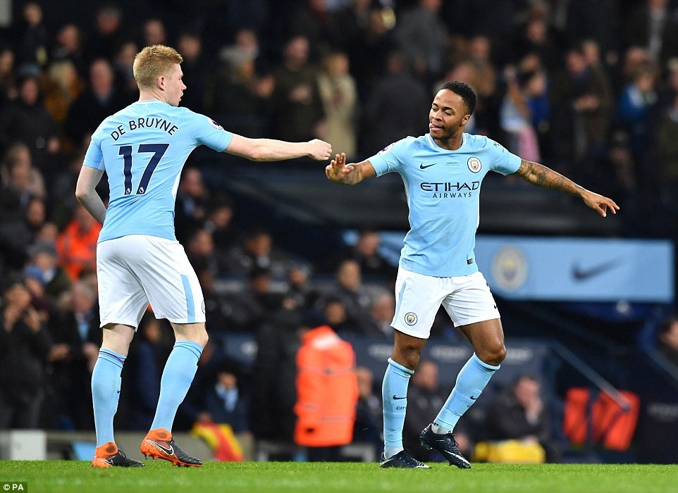 Sterling (phải) ăn mừng cùng người kiến tạo cho anh - De Bruyne trong bàn mở tỷ số. Ảnh: PA.