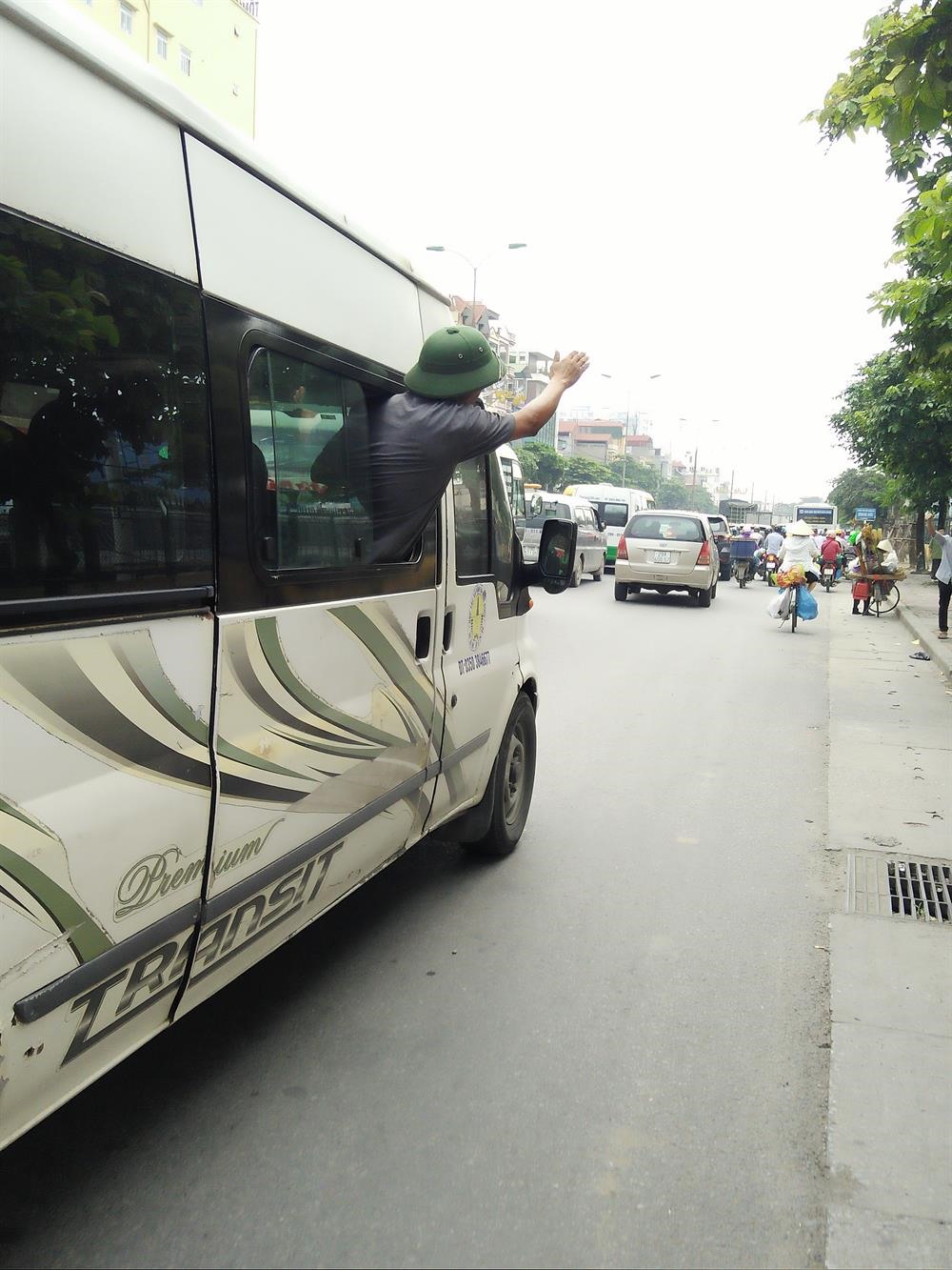 Ngang nhiên đón khách giữa đường. Ảnh: Cường Ngô