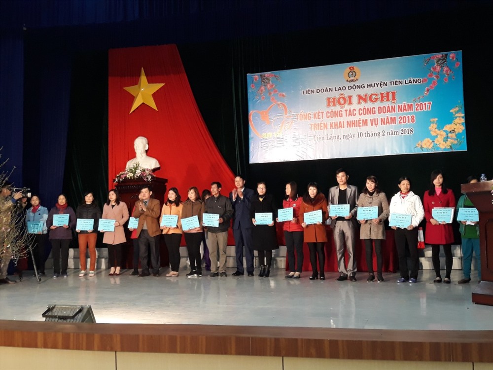 Trao quà tết cho CNLĐ trên dịa bàn. Ảnh: TN