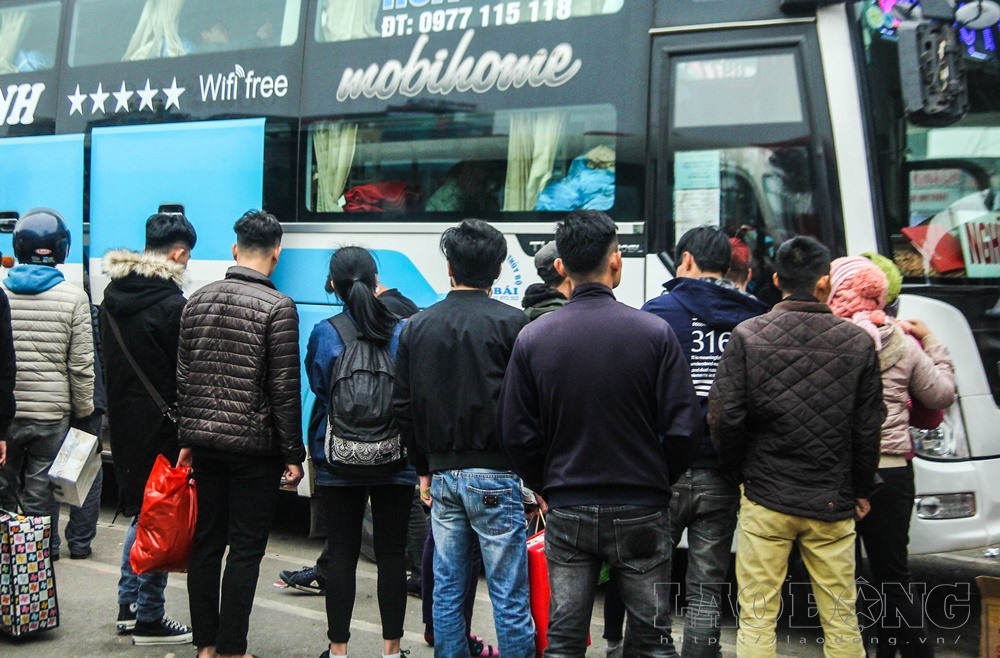 Người dân xếp hàng chờ đến lượt lên xe về Tết.