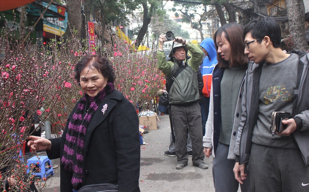 Phố Hàng Lược chật kín, tấp nập người dân đổ về tham quan, mua sắm. Đôi khi chỉ là chụp vài tấm hình lưu niệm.