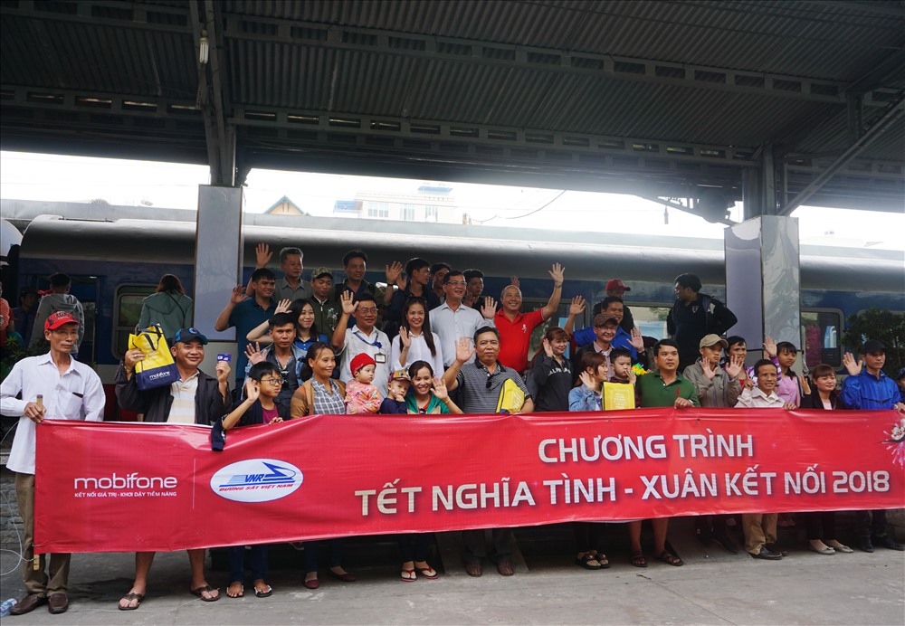 Trưa 11.2, hàng trăm công nhân từ Bình Dương, Long An đã đổ về ga Sài Gòn để đi tàu về quê ăn Tết.
