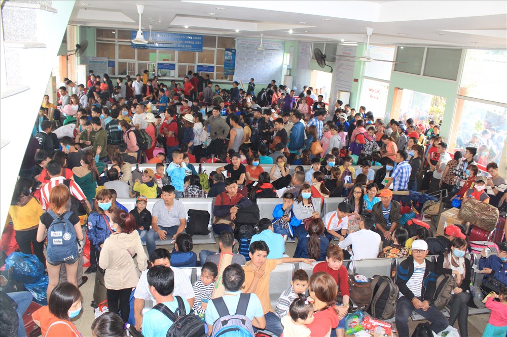 Hàng trăm công nhân của tỉnh Đồng Nai, Bình Dương đã có mặt từ sớm để chờ lên tàu