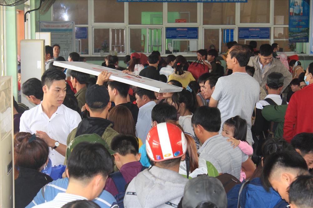 Mang theo nhiều hành lý, quà tết về cho gia đình