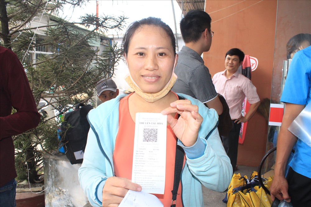Công nhân khoe tấm vé tàu miễn phí về quê đón Tết