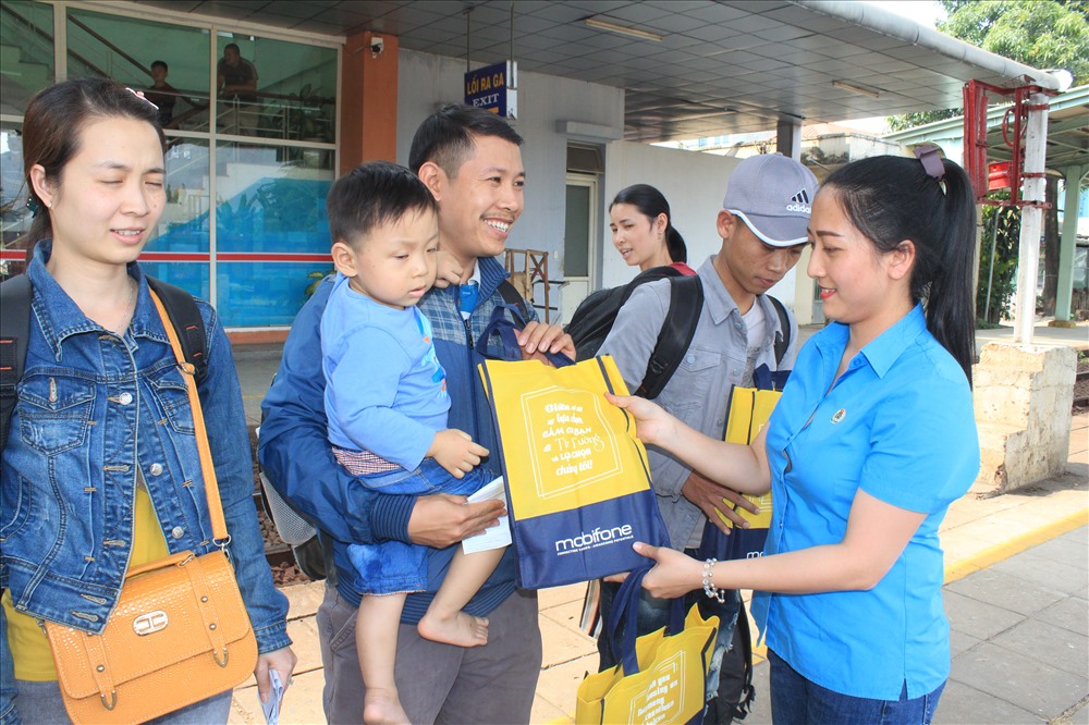Tại ga Biên Hòa, Cán bộ Công đoàn của Công đoàn Khu công nghiệp Biên Hòa cũng có mặt từ sớm để hướng dẫn người dân các thủ tục lên tàu.