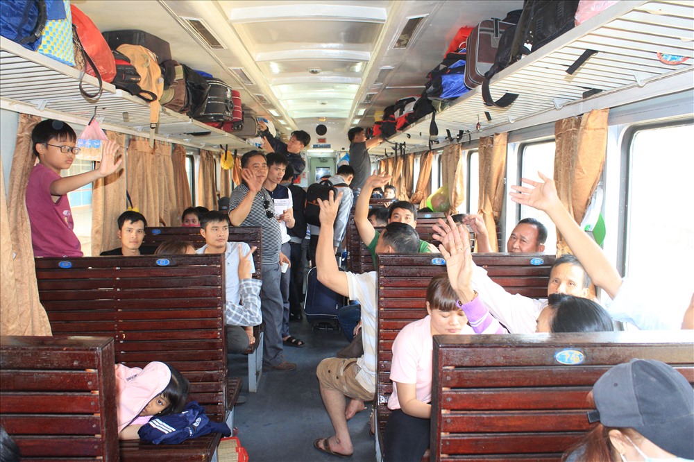 Niềm vui của công nhân trên chuyến tàu về quê