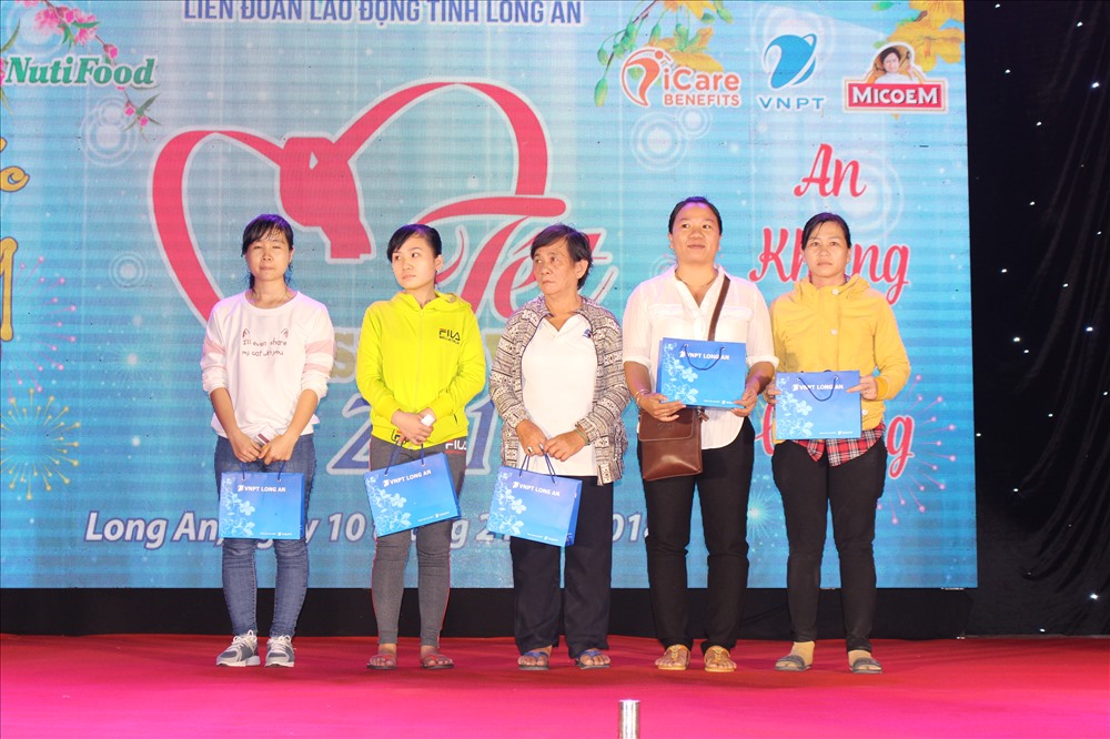 CNLĐ dự Tết sum vầy được bốc thăm nhận thưởng với nhiều phần thưởng có giá trị.