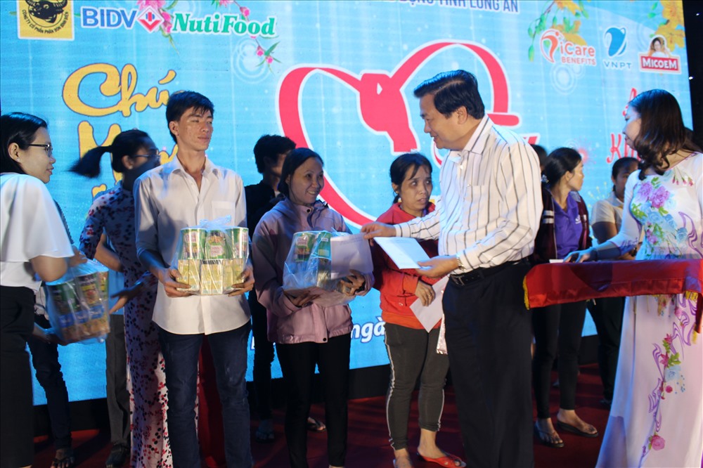 500 triệu đồng số số tiền UBND tỉnh Long An tặng quà cho CNLĐ. Trong ảnh: Bí thư Tỉnh ủy Long An - ông Phạm Văn Rạnh tặng quà cho CNLĐ.