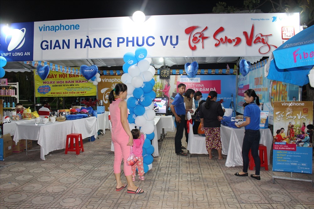 Đến dự Tết sum vầy, CNLĐ được mua hàng giảm giá nhiều mặt hàng phục vụ Tết.