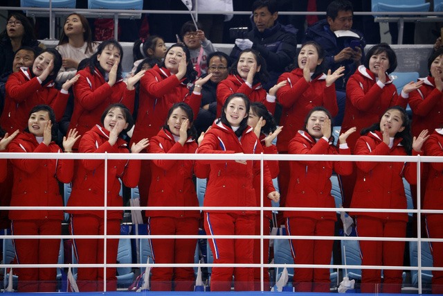 Sự xuất hiện của những cô gái Triều Tiên xinh đẹp đã “nhuộm đỏ” một góc nhà thi đấu. Họ mặc trang phục giống nhau và trình diễn nhiều động tác cổ vũ đẹp mắt.