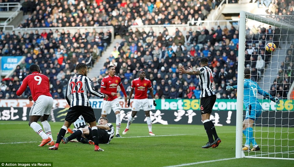 Pha bóng dẫn đến bàn thắng không được công nhận của Lukaku (số 9). Ảnh: Reuters.