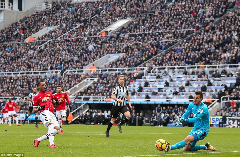 Thủ thành Dubravka (áo xanh) chiến thắng trong pha đối mặt với Martial. Ảnh: Getty images.