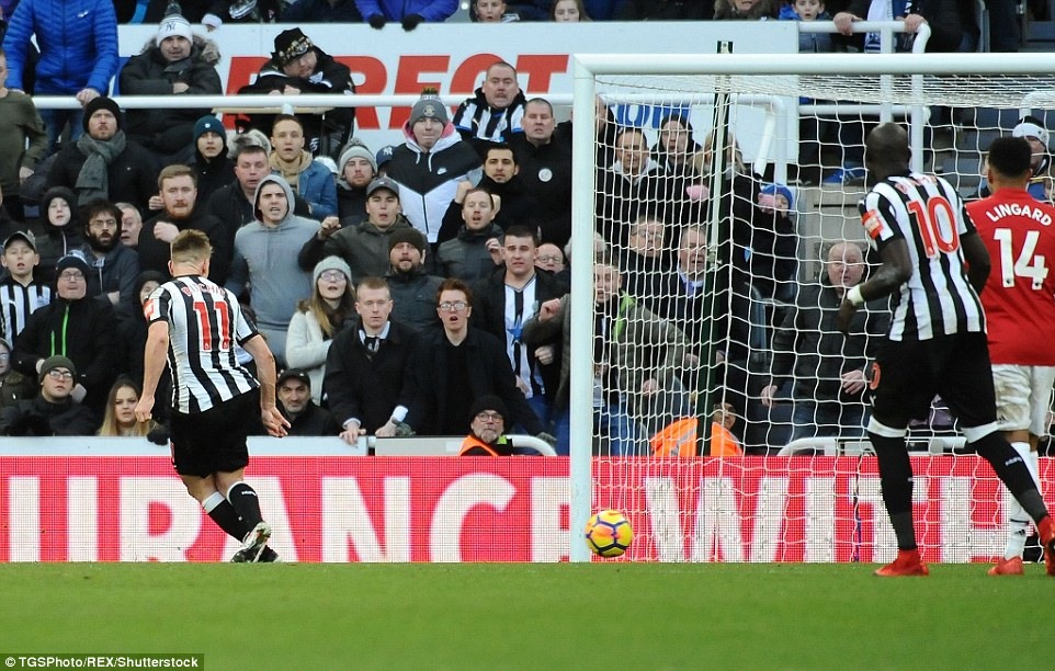 Matt Ritchie (số 11) ghi bàn thắng duy nhất của trận đấu. Ảnh: REX.