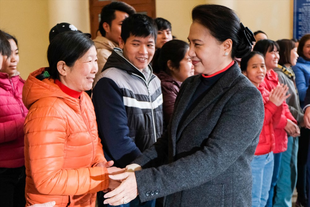 Chủ tịch Quốc hội Nguyễn Thị Kim Ngân và công nhân lao động tại “Tết sum vầy” 2018 tổ chức tại tỉnh Hải Dương ngày 6.2. Ảnh: SƠN TÙNG