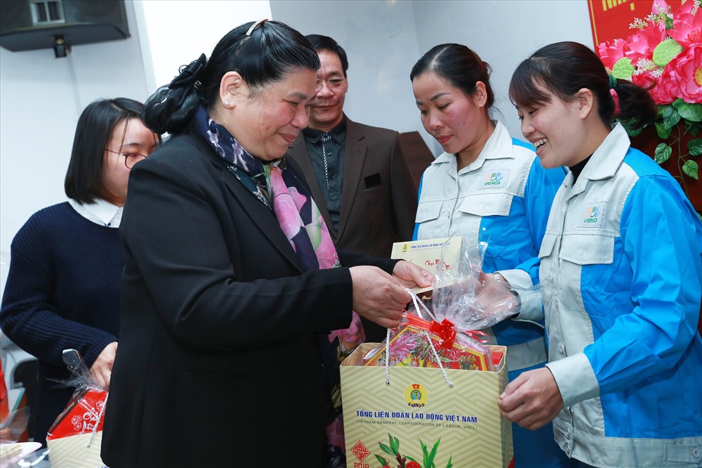 Chiều 2.2, tại Hà Nội, đồng chí Tòng Thị Phóng - Ủy viên Bộ Chính trị, Phó Chủ tịch Thường trực Quốc hội - trao quà cho CN Cty TNHH MTV môi trường đô thị Hà Nội. Ảnh: HẢI NGUYỄN