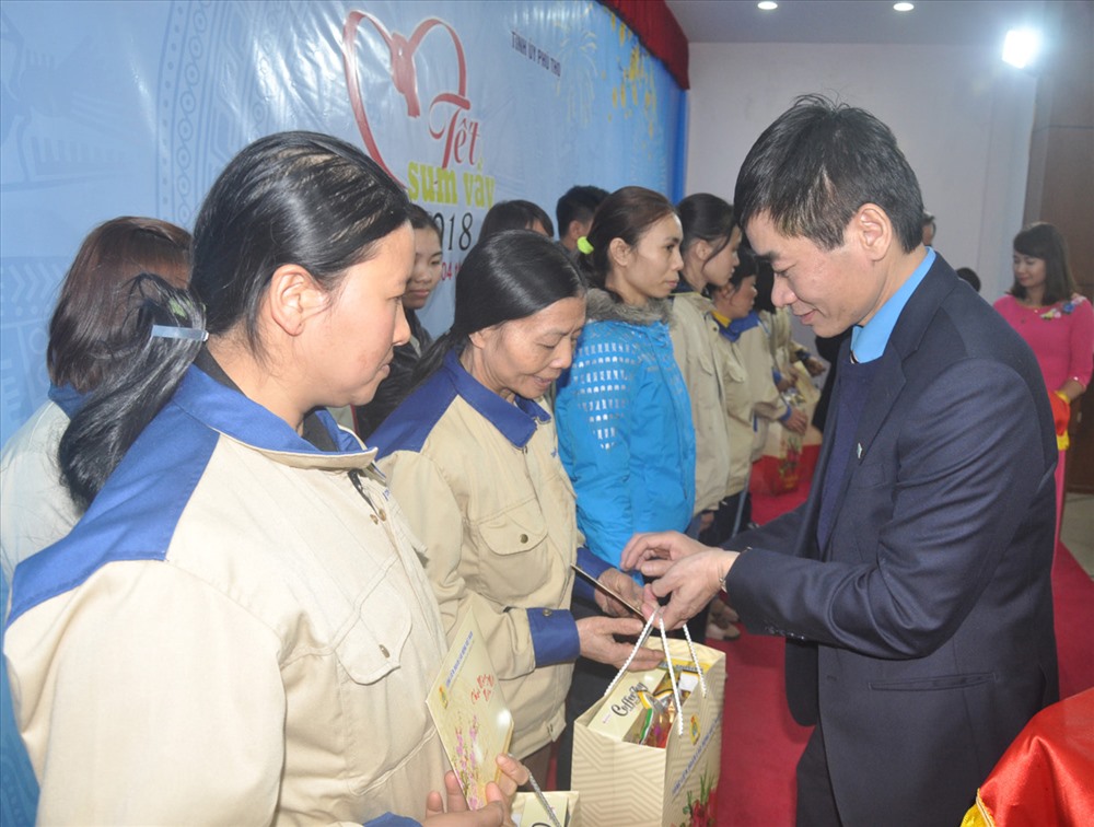 Ngày 4.2, đồng chí Trần Văn Thuật - Phó Chủ tịch Tổng LĐLĐVN - trao quà cho các CN tại chương trình “Tết sum vầy 2018” do Tổng LĐLĐVN và Tỉnh ủy Phú Thọ tổ chức. Ảnh: QUẾ CHI