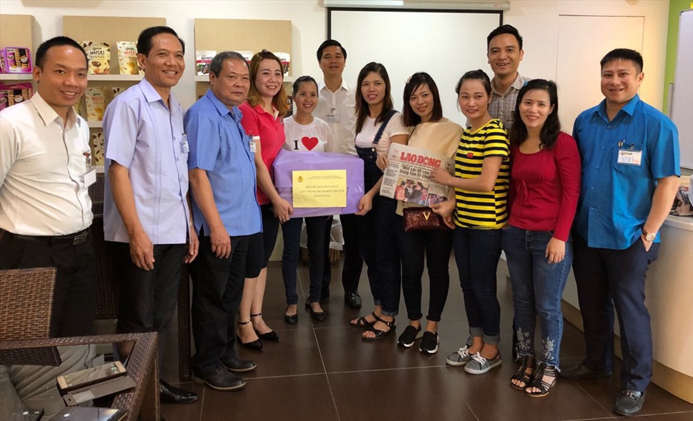 Ngày 9.2, đồng chí Trần Văn Lý - Phó Chủ tịch Tổng LĐLĐVN - đã đến thăm, chúc tết và tặng quà của Tổng LĐLĐVN và Quỹ Tấm lòng vàng Lao Động cho công nhân lao động Việt Nam đang làm việc tại Nhà máy Julie’s ở Khu công nghiệp Alor Gajah, thành phố Melaka, Malaysia. Ảnh: L.Đ