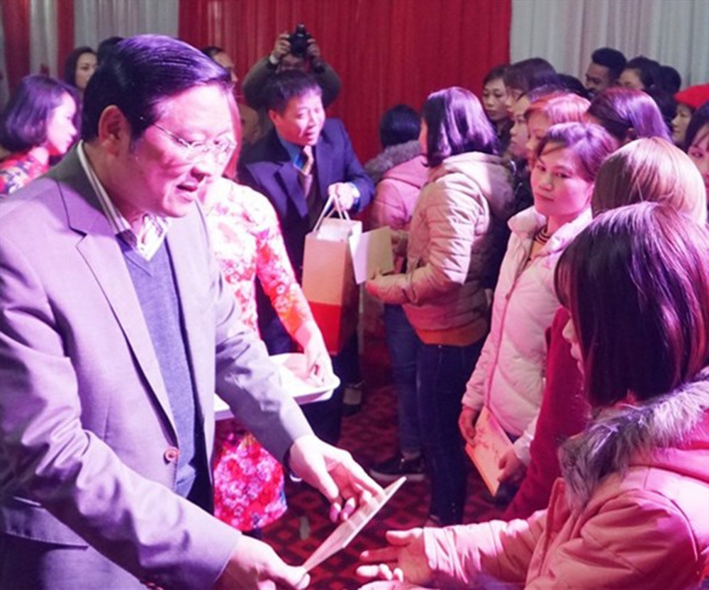 Ngày 10.2, Bí thư T.Ư Đảng - Trưởng ban Nội chính Trung ương Phan Đình Trạc, đại diện Tổng LĐLĐVN, Tỉnh ủy, LĐLĐ tỉnh Nghệ An tham dự “Tết sum vầy” tại Cty TNHH sản xuất bật lửa gas Trung Lai (TP.Vinh) và tặng quà tết cho công nhân. Ảnh: QUANG ĐẠI