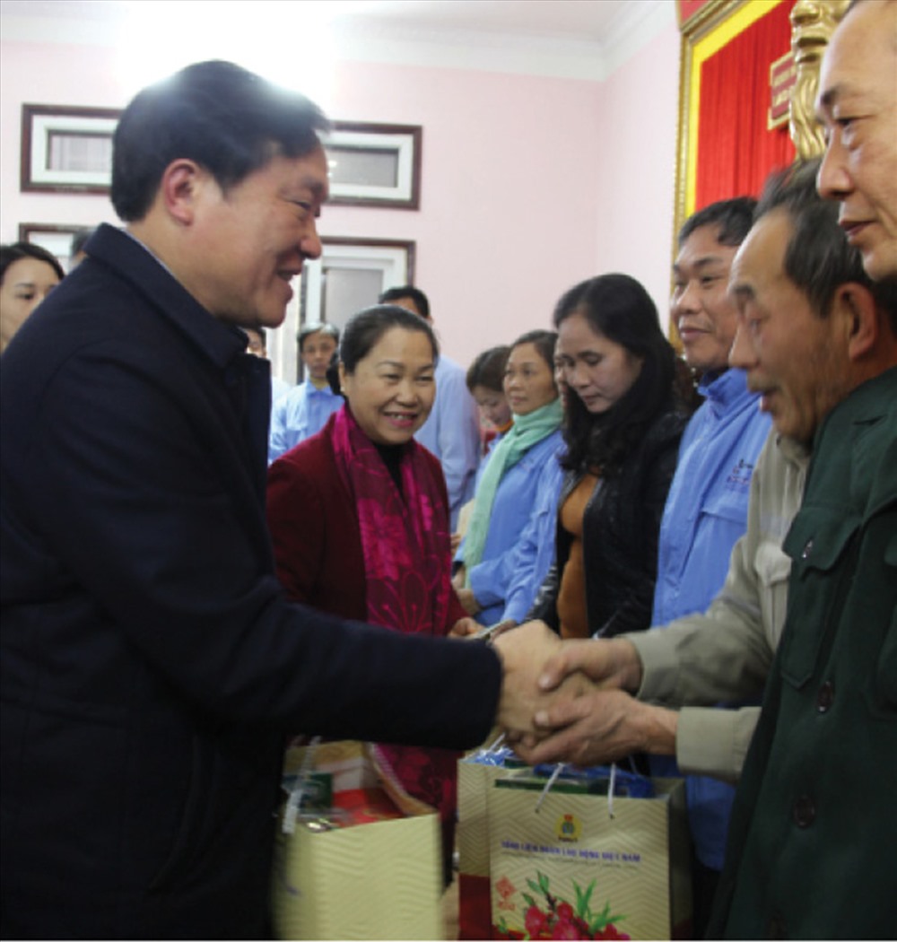 Đồng chí Nguyễn Hoà Bình - Bí thư T.Ư Đảng, Chánh án TAND Tối cao và Phó Chủ tịch Tổng LĐLĐVN Nguyễn Thị Thu Hồng tặng quà cho CNLĐ tại Cty ximăng Bỉm Sơn (Thanh Hoá) ngày 7.2. Ảnh: X.H