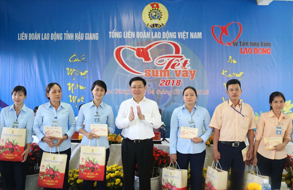 Uỷ viên Bộ Chính trị - Phó Thủ tướng Vương Đình Huệ trao quà cho CNLĐ có hoàn cảnh khó khăn tại Hậu Giang ngày 4.2. Ảnh: HOÀNG TÂN