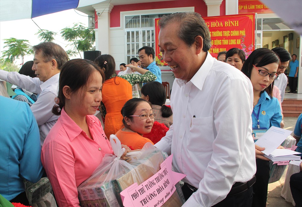 Sáng 4.2, Uỷ viên Bộ Chính trị - Phó Thủ tướng Thường trực Trương Hòa Bình đã đến thăm và tặng quà cho các CNLĐ đang làm việc tại KCN Thuận Đạo (huyện Cần Đước, tỉnh Long An). Ảnh: KỲ QUAN
