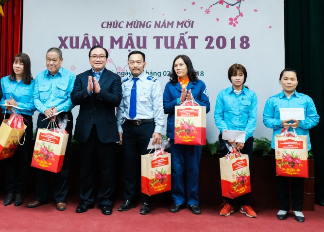 Uỷ viên Bộ Chính trị - Bí thư Thành ủy Hà Nội Hoàng Trung Hải trao quà cho công nhân lao động Hà Nội ngày 8.2. Ảnh: SƠN TÙNG