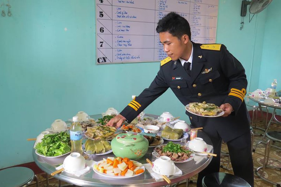 Mâm cỗ đón tết sớm của các chiến sĩ trên đảo Cồn Cỏ. Ảnh: QUANG HUY