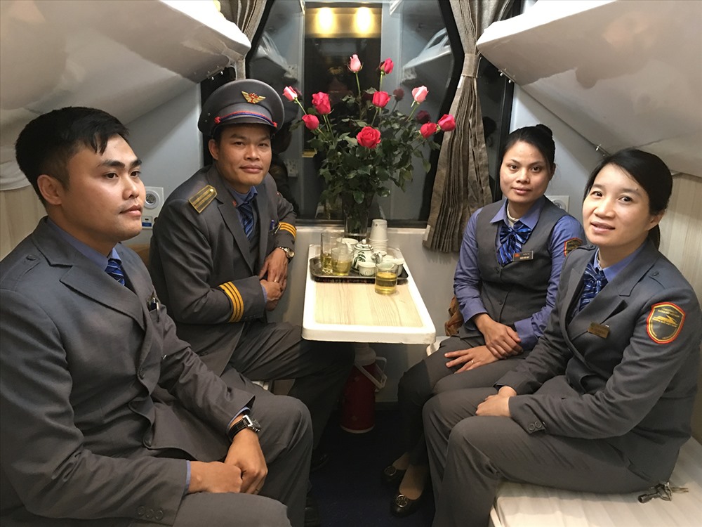 Lê Ngọc Huấn - Trưởng tàu TN10 (thứ hai từ trái qua) và Nguyễn Thị Trang (thứ hai từ phải qua) trong một lần lên ban. Ảnh: T.E.A