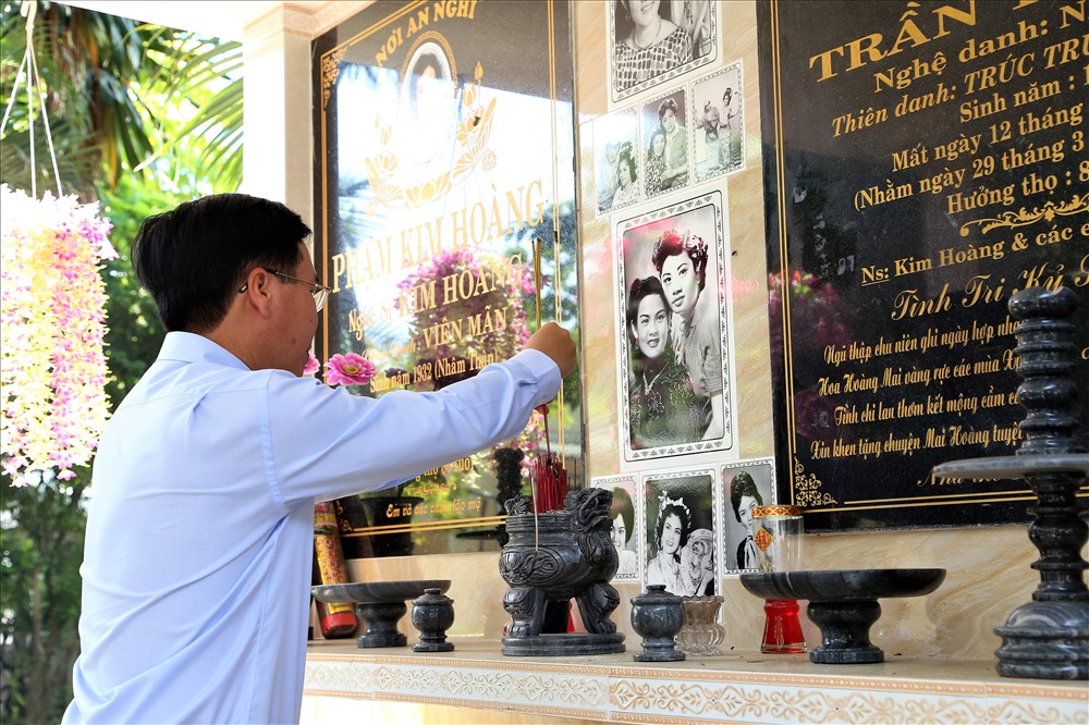 Trưởng Ban Tuyên giáo trung ương Võ Văn Thưởng thắp hương lên mộ phần các nghệ sĩ lừng danh đang nằm lại trong nghĩa trang Nghệ Sĩ. Ảnh: Trường Sơn