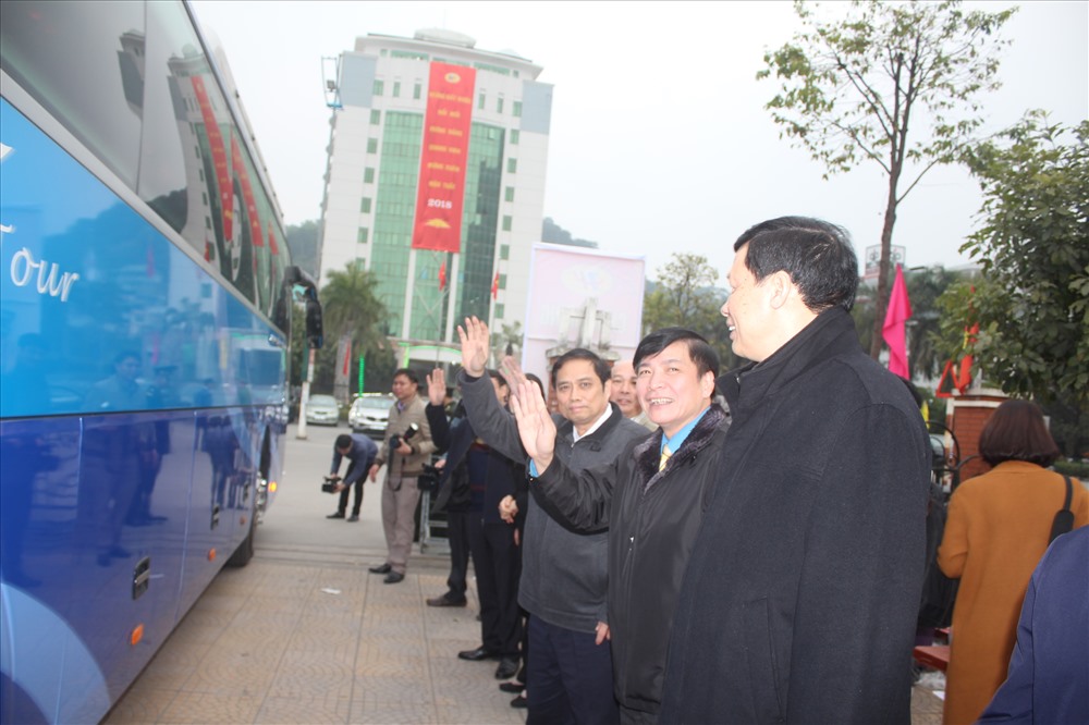 Trưởng Ban tổ chức Trung ương Phạm Minh Chính, Chủ tịch Tổng LĐLĐVN Bùi Văn Cường và lãnh đạo tỉnh Quảng Ninh tiễn các thợ lò và gia đình về quê. Ảnh: Nguyễn Hùng