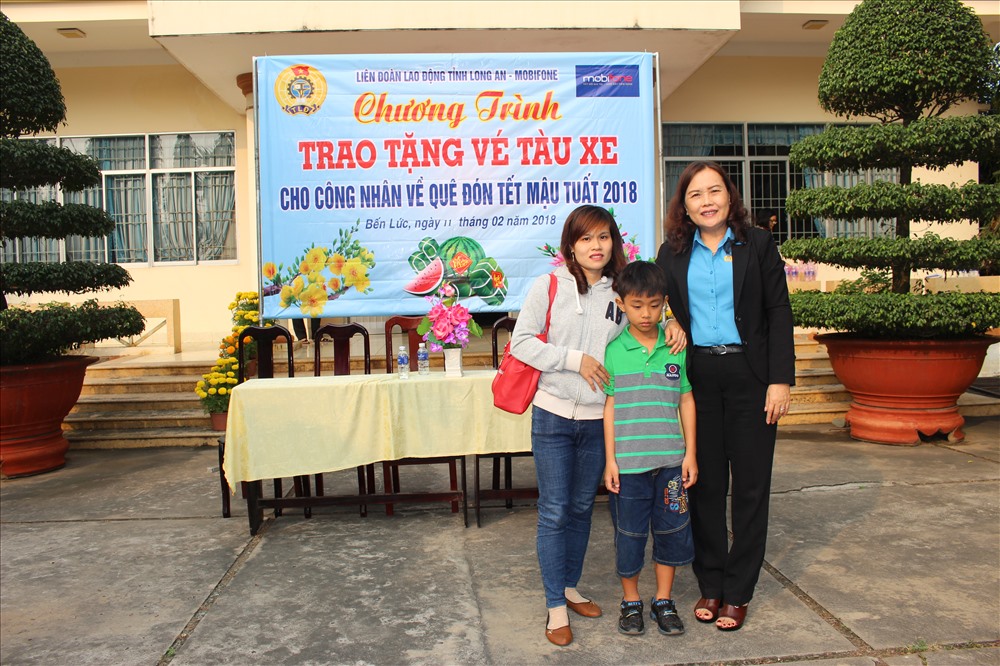 Bà Lê Thị Rết - Chủ tịch LĐLĐ tỉnh Long An (bên phải) bên mẹ con chị công nhân Trần Thị Hiền (Cty Tiến Thành) trước giờ lên đường về Quảng Bình đón Tết cùng gia đình.