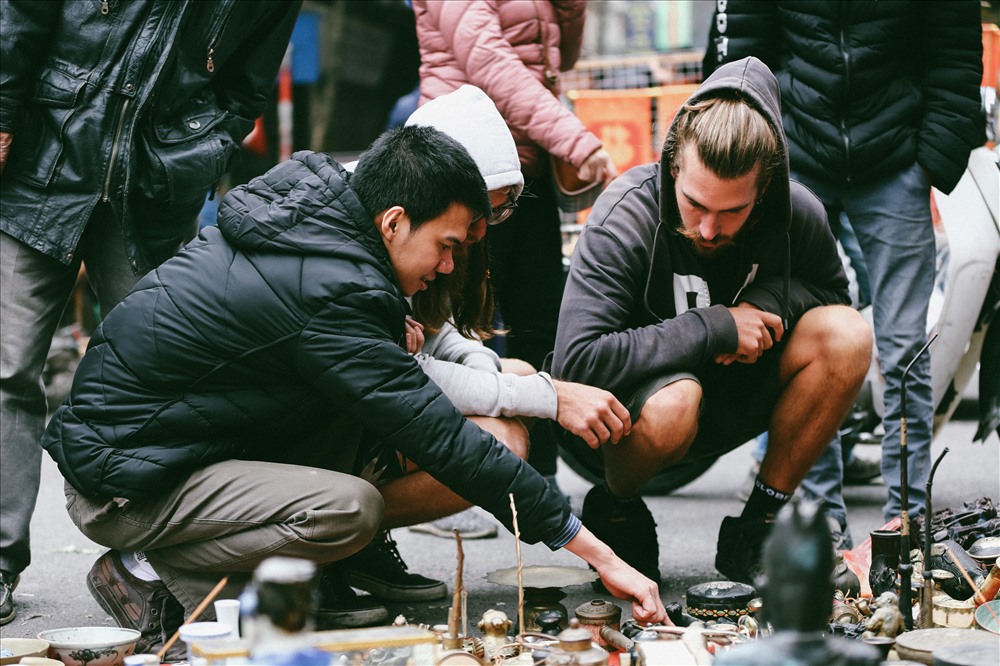 Nhiều du khách nước ngoài cũng thích thú với phiên chợ độc đáo này.