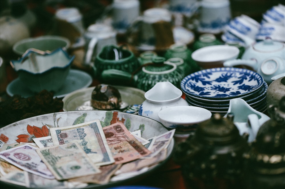 Tại phiên chợ, những đồng tiền đã ngưng phát hành nhiều năm được mang ra bày bán. Một đồng cotton 10.000 đồng có thể được bán với giá gấp 5 lần mệnh giá.