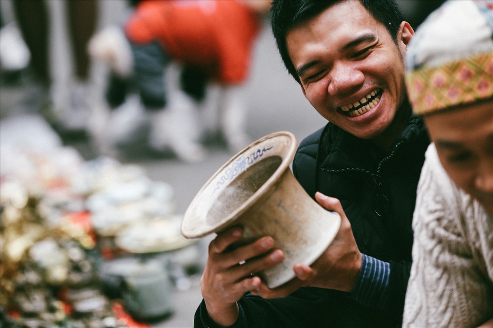 Người đến chợ đồ cổ không chỉ là để mua mà còn là để tìm lại những hoài niệm một thời. Người bán cũng không quá quan trọng chuyện bán được hay không, lời lãi bao nhiêu, mà chủ yếu mở rộng giao lưu, chia sẻ kinh nghiệm trong việc sưu tầm và chơi đồ cổ.