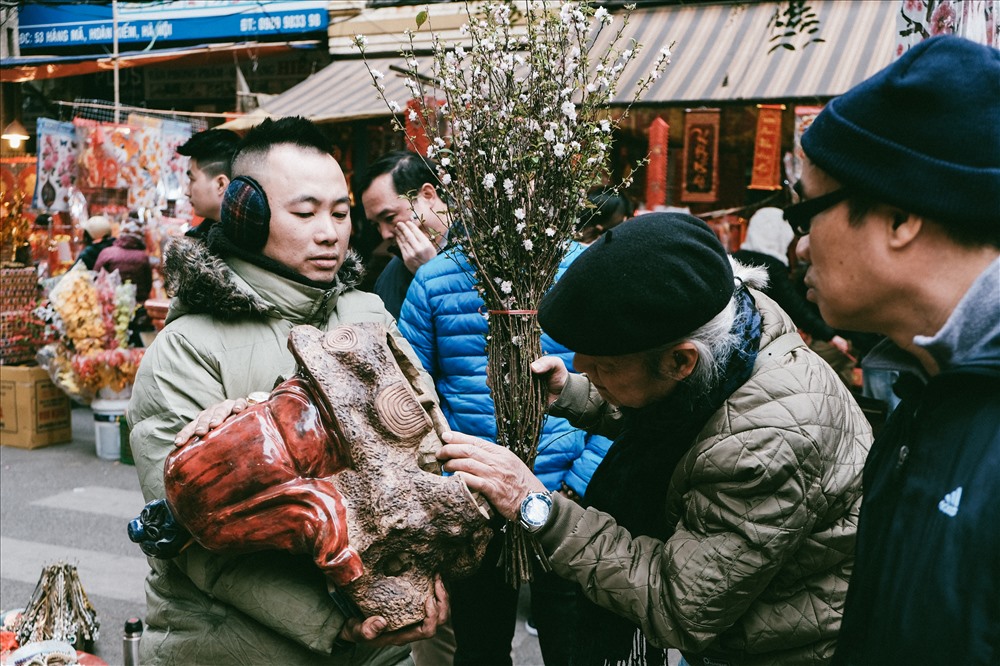 Mỗi năm chỉ họp một lần vào những ngày cuối năm, phiên chợ đồ cổ mang đến những món hàng cũ kỹ, độc đáo và có giá 'trên trời'.