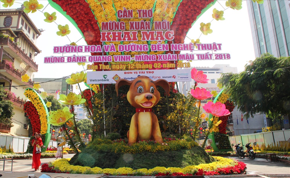 Cổng vào đường hoa với linh vật hình chú chó (ảnh: P.V)