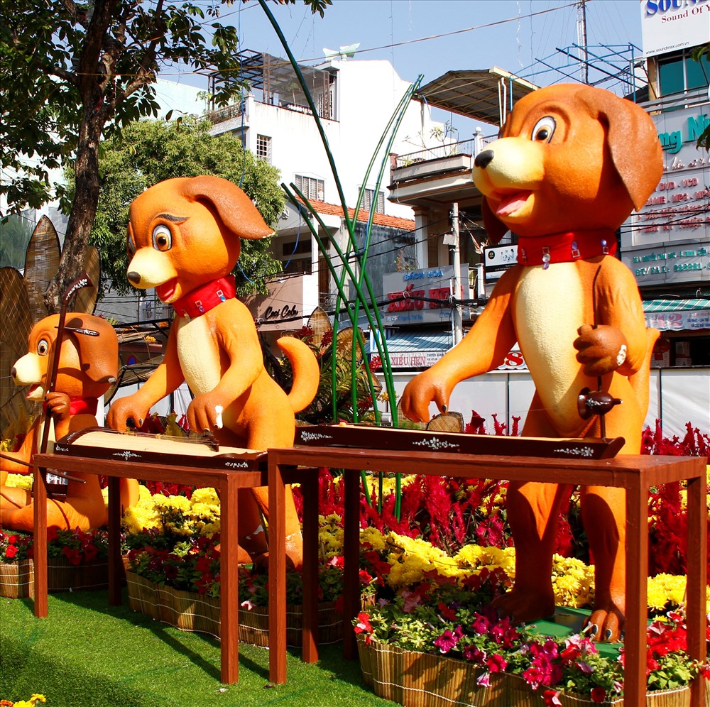 Linh vật những chú chó ngộ nghĩnh bên cạnh các nhạc cụ đờn ca tài tử của Nam Bộ (ảnh: P.V)