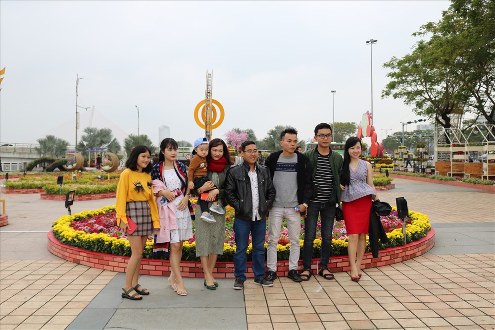 Các bạn trẻ tranh thủ check-in, chụp ảnh trước thềm xuân về. Ảnh: Trâm Nguyễn