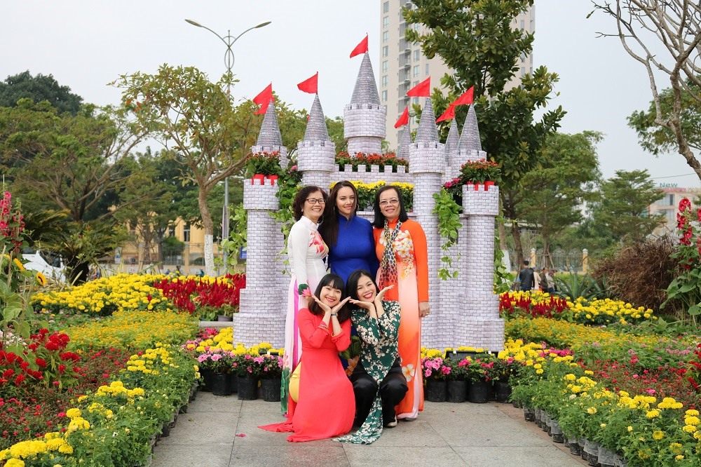 Mọi người xúng xính áo dài truyền thống tạo dáng chụp ảnh. Ảnh: Trâm Nguyễn