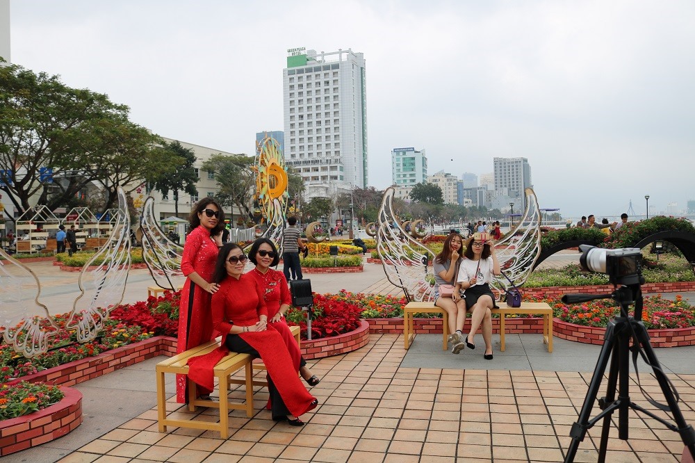 Mọi người xúng xính áo dài truyền thống tạo dáng chụp ảnh. Ảnh: Trâm Nguyễn